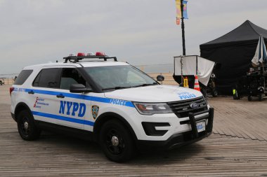  New York Film Tv ünitesi Coney Island Boardwalk Brooklyn, New York Film üretim sırasında güvenlik sağlar