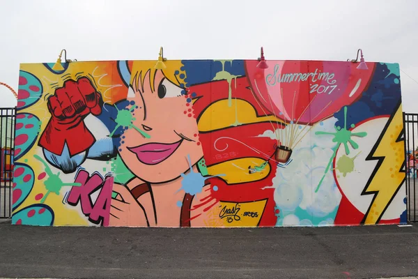 Seni rupa Mural di atraksi seni jalanan Dinding Seni Coney di bagian Coney Island di Brooklyn — Stok Foto