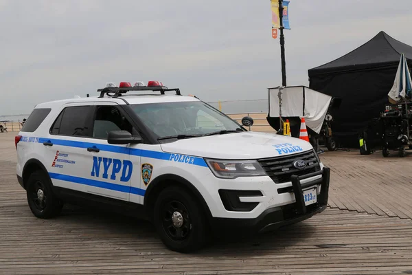 NYPD Movie TV fornece segurança durante a produção do filme no Coney Island Boardwalk em Brooklyn, Nova York — Fotografia de Stock