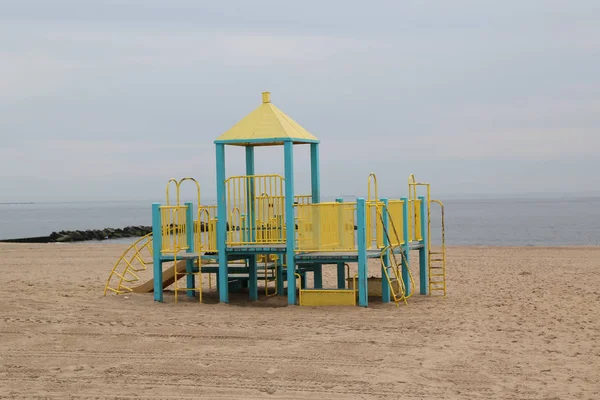 海滩上的儿童游乐场 — 图库照片
