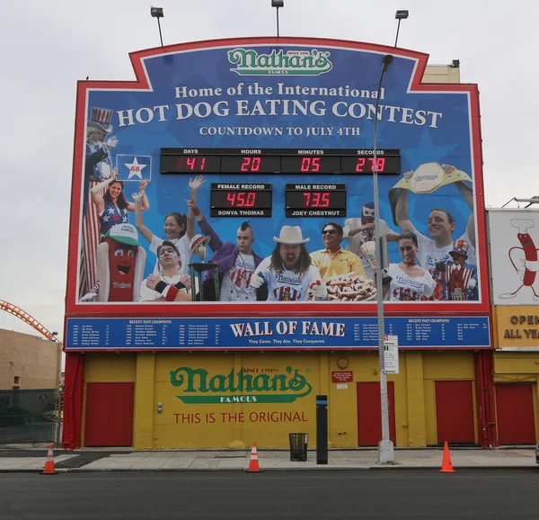 ネイサンズ国際ホットドッグ早食いコンテスト コニーアイランド、ニューヨークで名声の壁 — ストック写真