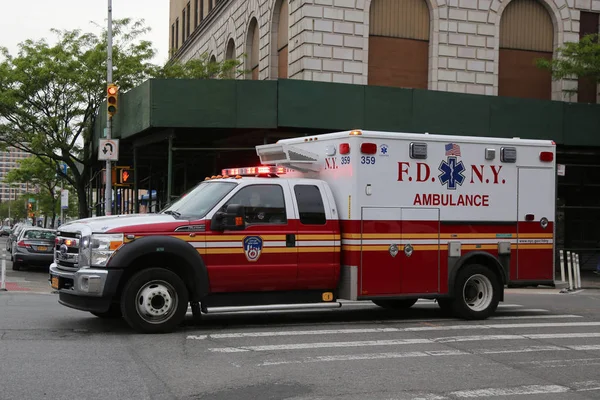 FDNY Ambulance in Brooklyn — Stock Photo, Image