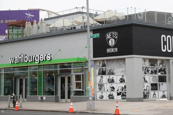 Berühmtes wahlburgers restaurant auf coney island in brooklyn. — Stockfoto