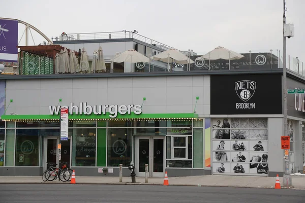 Berühmtes wahlburgers restaurant auf coney island in brooklyn. — Stockfoto