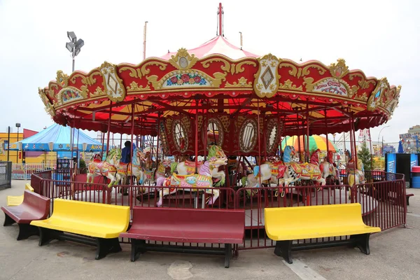 Carrossel Coney Island em Luna Park no Coney Island Boardwalk em Brooklyn . — Fotografia de Stock