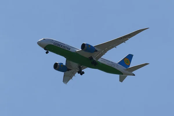 Uzbekistan Airways Boeing 787 Dreamliner descends for landing at JFK International Airport — Stock Photo, Image