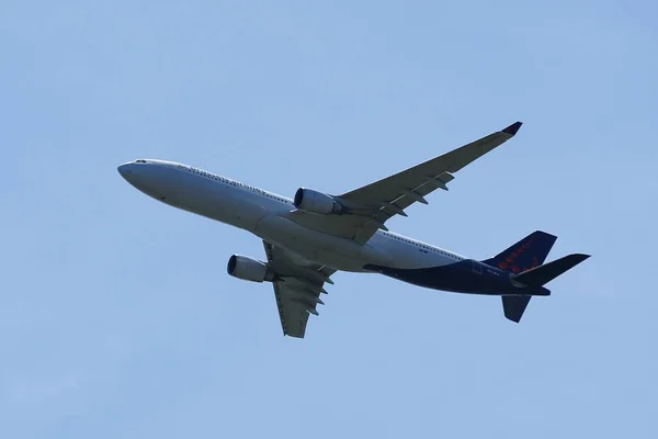 ブリュッセル航空会社のエアバス A330 がニューヨークの Jfk 国際空港で着陸のため降下します。 — ストック写真