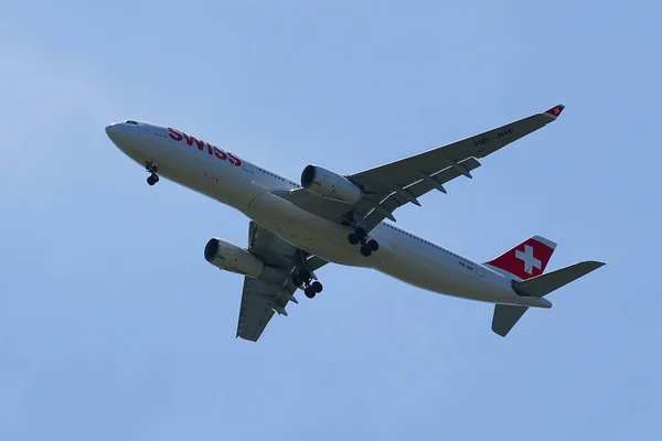 Swiss Airlines A330 descends for landing at JFK International Airport in New York — Stock Photo, Image