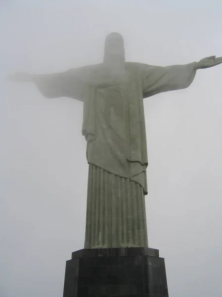 Christus de Verlosser standbeeld in de mist — Stockfoto