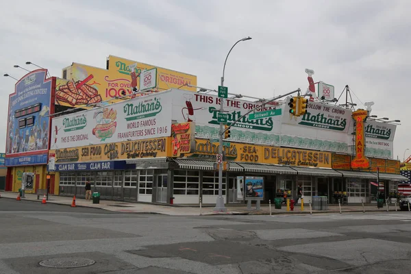 De Nathan's oorspronkelijke restaurant op Coney Island, New York. — Stockfoto