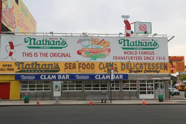 कोनी द्वीप, न्यूयॉर्क में नाथन का मूल रेस्तरां . — स्टॉक फ़ोटो, इमेज