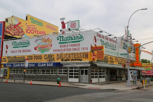 Nathan je původní restaurace na Coney Island, New York. — Stock fotografie