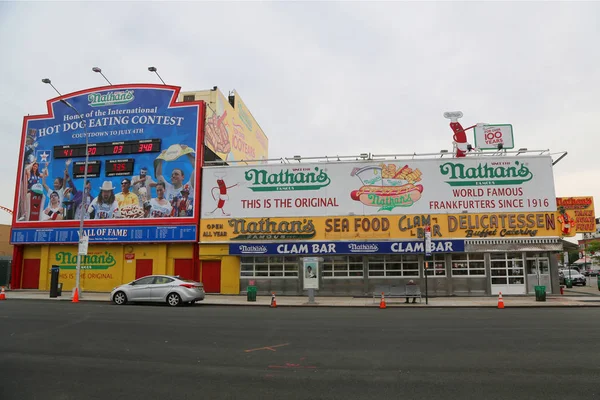 Nathan je původní restaurace na Coney Island, New York. — Stock fotografie