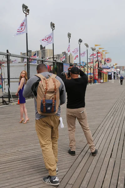 Unbekanntes Model beim Fotoshooting an der Strandpromenade von Coney Island in brooklyn — Stockfoto