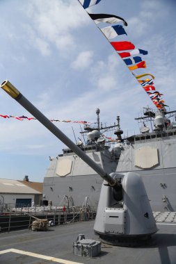 5-inç silah ABD Deniz Kuvvetleri Ticonderoga sınıfı kruvazör güvertede içeren taret 