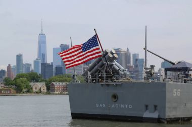 Filo hafta 2017 yılında New York sırasında Brooklyn Cruise Terminal içinde bize Donanma Ticonderoga sınıfı kruvazör Uss San Jacinto demirledi.