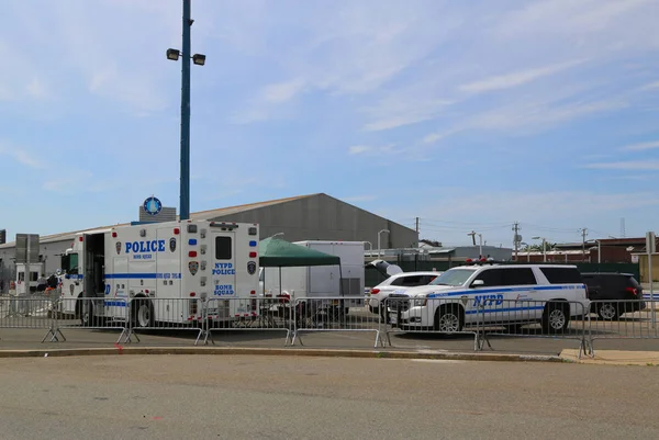 Саперы полиции Нью-Йорка обеспечивают безопасность круизного терминала в Бруклине во время Недели флота 2017 в Нью-Йорке — стоковое фото