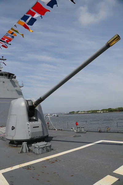 Torentje met een 5-inch kanon op het dek van de Us Navy Ticonderoga-klasse kruiser — Stockfoto