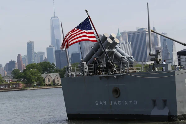 Nami Navy-krążownik typu Ticonderoga krążowniki Uss San Jacinto zadokowany w Brooklyn Cruise Terminal podczas floty tydzień 2017 w Nowym Jorku. — Zdjęcie stockowe