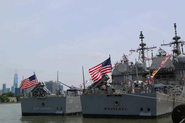 US Navy Ticonderoga-class cruisers USS San Jacinto and USS Monterey docked in Brooklyn Cruise Terminal during Fleet Week 2017 in New York. — Stock Photo, Image