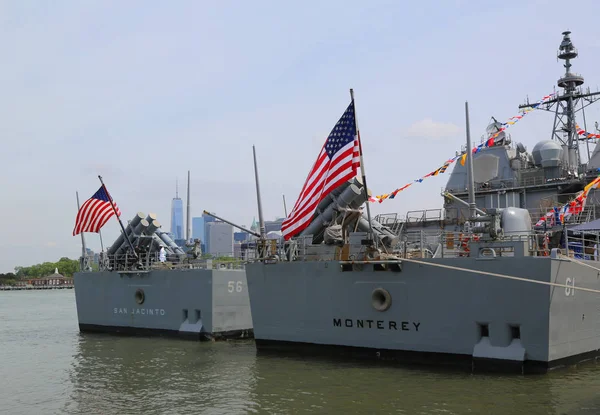 Bize Donanma Ticonderoga sınıfı kruvazör Uss San Jacinto ve Uss Monterey filo hafta 2017 yılında New York sırasında Brooklyn Cruise Terminal içinde yuvalanmış. — Stok fotoğraf