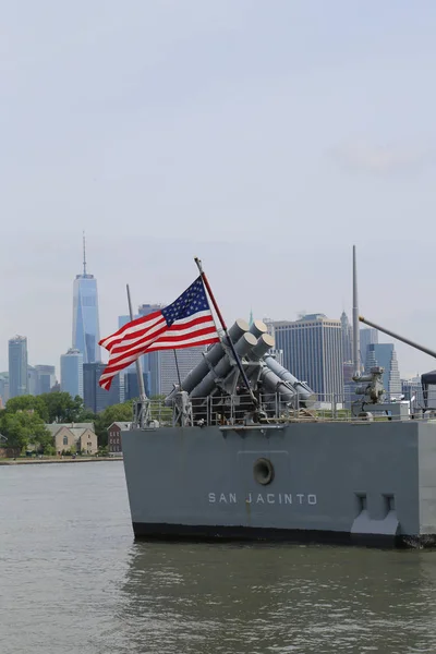 Filo hafta 2017 yılında New York sırasında Brooklyn Cruise Terminal içinde bize Donanma Ticonderoga sınıfı kruvazör Uss San Jacinto demirledi. — Stok fotoğraf