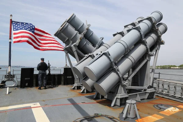 Lanzadores de misiles de crucero Harpoon en la cubierta del crucero clase Ticonderoga de la Armada de los Estados Unidos — Foto de Stock