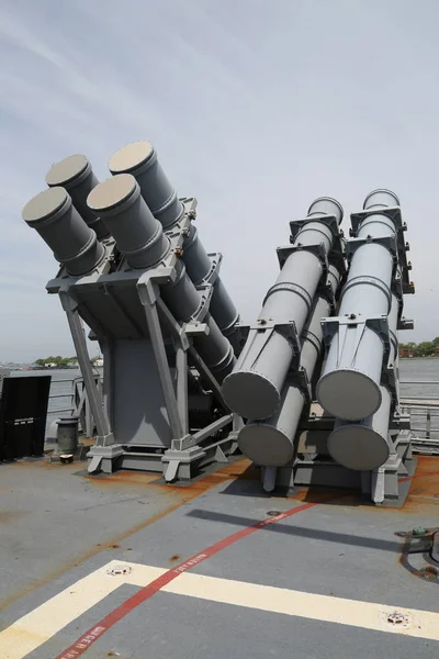 Lanzadores de misiles de crucero Harpoon en la cubierta del crucero clase Ticonderoga de la Armada de los Estados Unidos — Foto de Stock