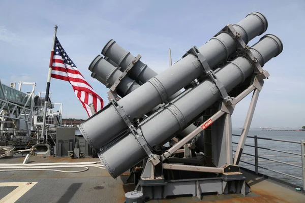 Lanzadores de misiles de crucero Harpoon en la cubierta del crucero clase Ticonderoga de la Armada de los Estados Unidos —  Fotos de Stock