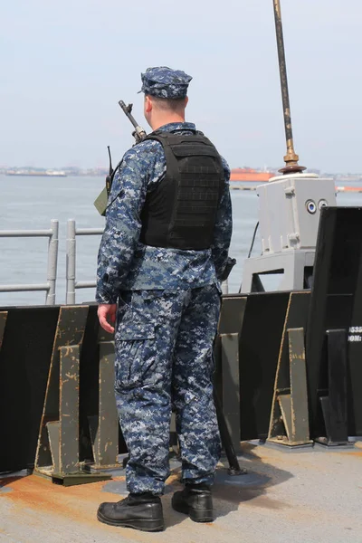 Niet-geïdentificeerde Us Navy beveiliging tijdens vloot Week 2017 in New York — Stockfoto