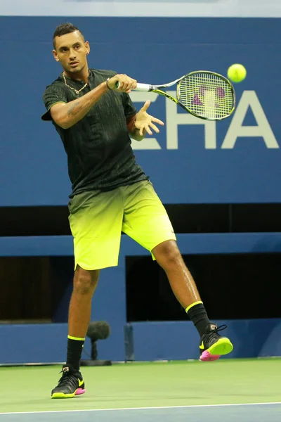 职业网球选手的澳大利亚 Nick Kyrgios 在行动期间在我们开放的 2016年他轮 3 场比赛 — 图库照片