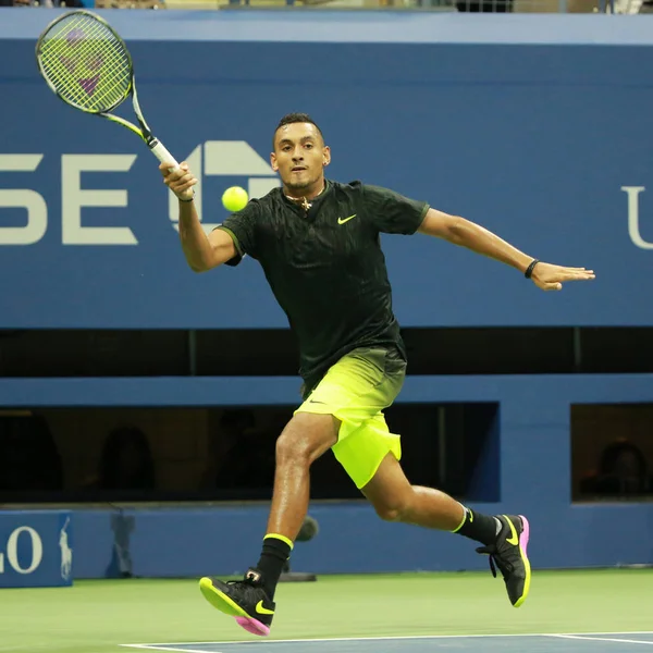 职业网球选手的澳大利亚 Nick Kyrgios 在行动期间在我们开放的 2016年他轮 3 场比赛 — 图库照片