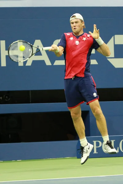 Jugador de tenis profesional Illya Marchenko de Ucrania en acción durante su partido de ronda 3 en el US Open 2016 — Foto de Stock