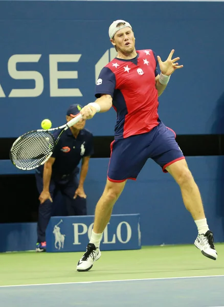 Professionell tennisspelare Illya Marchenko av Ukraina i aktion under hans 3 matchen på oss Open 2016 — Stockfoto