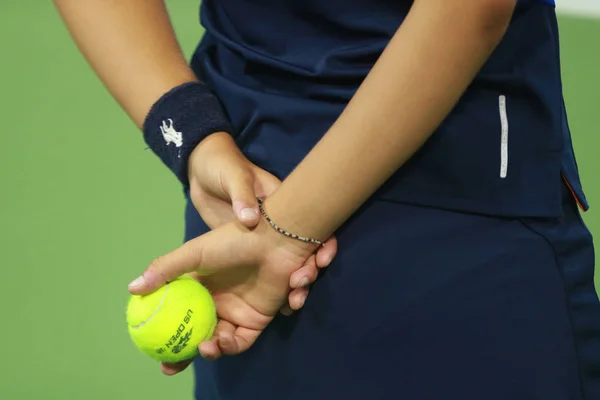 Ball girl in possesso di palle da tennis presso il Billie Jean King National Tennis Center durante US Open 2016 — Foto Stock