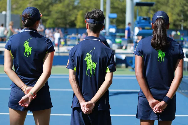 Bal jongens op Tennisbaan tijdens ons Open 2016 op de Billie Jean King National Tennis Center — Stockfoto