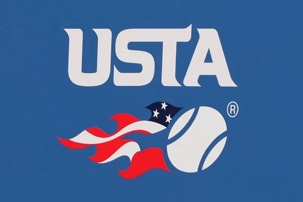 Логотип Ассоциации тенниса США на Billie Jean King National Tennis Center в Нью-Йорке — стоковое фото