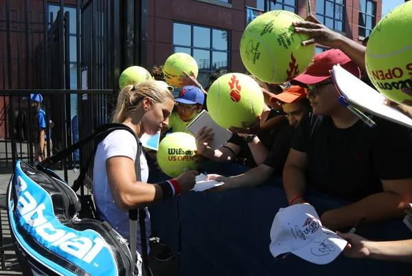 Професійний гравець в теніс Dominika Cibulkova Словаччини підписав автографи після практики для відкритого 2016 — стокове фото