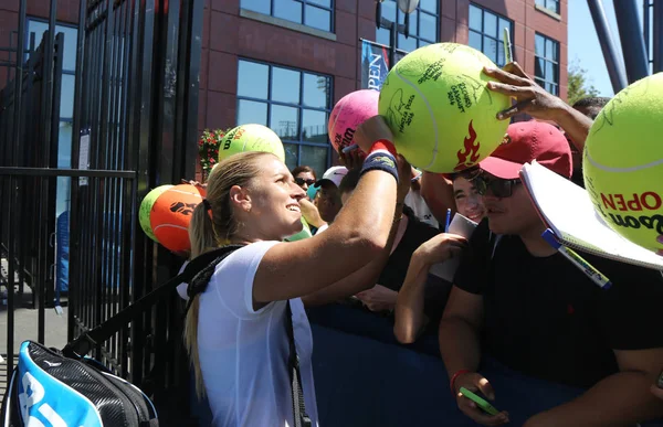 Jogador de tênis profissional Dominika Cibulkova da Eslováquia assina autógrafos após treino para o US Open 2016 — Fotografia de Stock