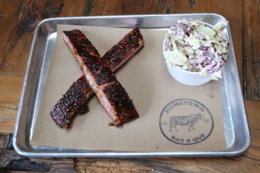 Kısa kaburga Barbekü ve coleslow salatası memleketi Bar B Que restoranda servis 