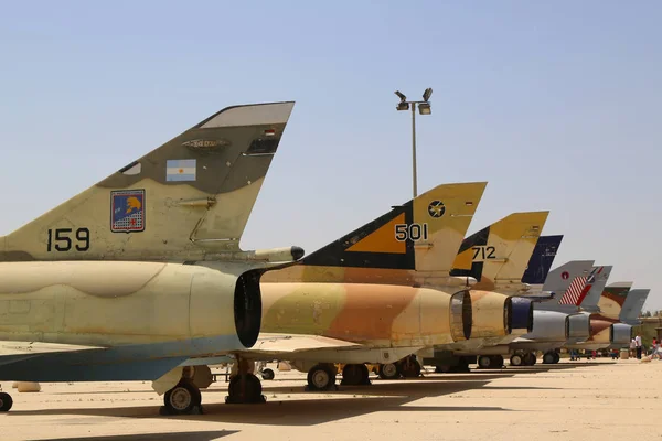 Uma variedade de aeronaves da Força Aérea Israelense e estrangeiras em exibição no Museu da Força Aérea Israelense — Fotografia de Stock