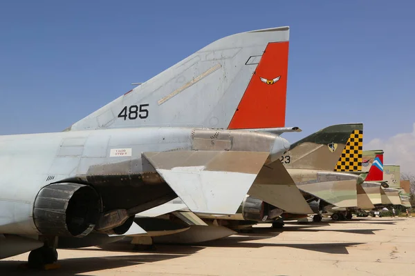 Una variedad de aviones de la Fuerza Aérea Israelí y extranjeros en exhibición en el Museo de la Fuerza Aérea Israelí — Foto de Stock