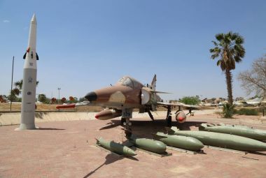 İsrail uçak sanayi Kfir onun tipik silah loadout ile 