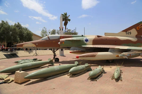 Israel Aircraft Industries Kfir con su típica carga de armas — Foto de Stock