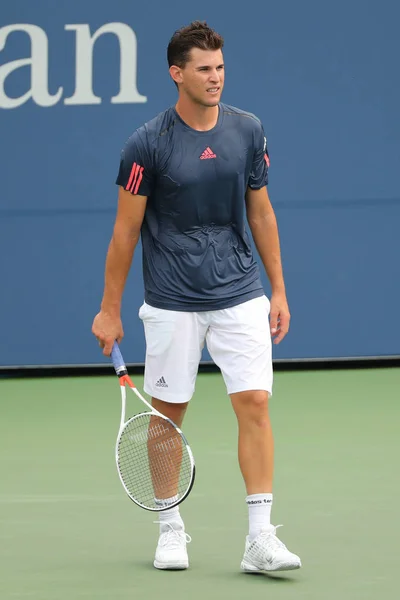Le joueur de tennis professionnel Dominic Thiem d'Autriche en action lors du deuxième tour de l'US Open 2016 — Photo