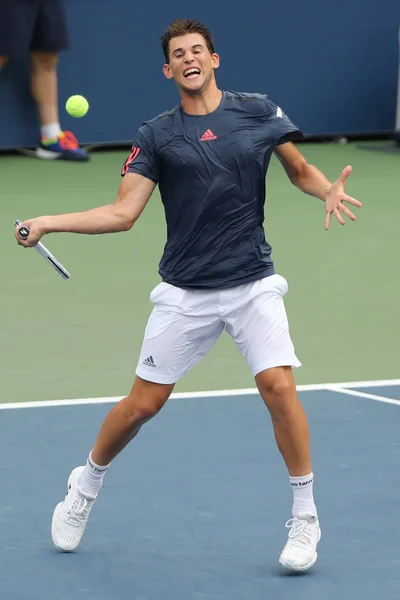 El tenista profesional Dominic Thiem de Austria en acción durante el partido de segunda ronda del US Open 2016 — Foto de Stock