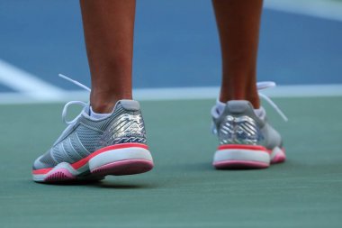 Profesyonel tenis oyuncusu Kateryna Kozlova Ukrayna'nın özel Adidas Stella Mccartney tenis ayakkabıları tarafından bize açık 2016 maç sırasında giyer 