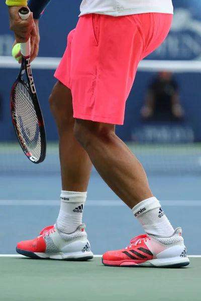 O tenista profissional Fernando Verdasco, da Espanha, usa tênis Adidas personalizados durante a partida no US Open 2016 — Fotografia de Stock