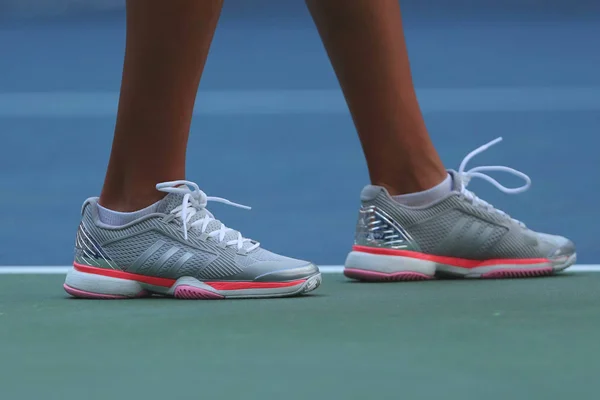 A tenista profissional Kateryna Kozlova da Ucrânia usa sapatos de tênis personalizados Adidas by Stella McCartney durante a partida no US Open 2016 — Fotografia de Stock