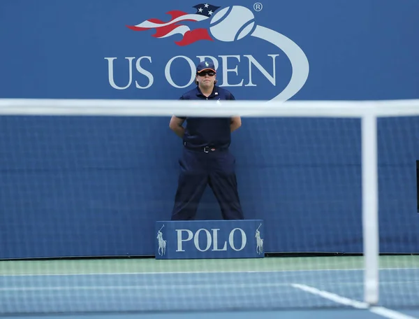 Линейный судья на US Open 2016 в Национальном теннисном центре Билли Джин Кинг в Нью-Йорке — стоковое фото
